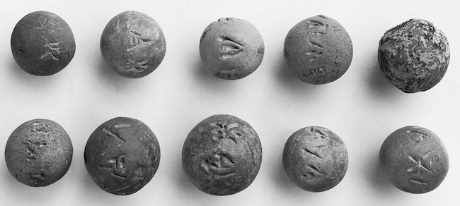 Boules en argile inscrites en chypro-minoen 1, d’Enkomi, XVIe-XIe s. av. J.-C. Paris, Musée du Louvre.